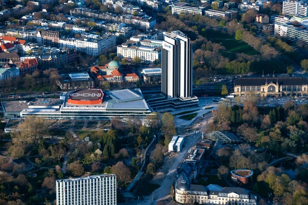 Hamburg aus der Vogelperspektive: Congress Center am Hochhaus- Gebäude der Hotelanlage Radisson Blu in Hamburg, Deutschland