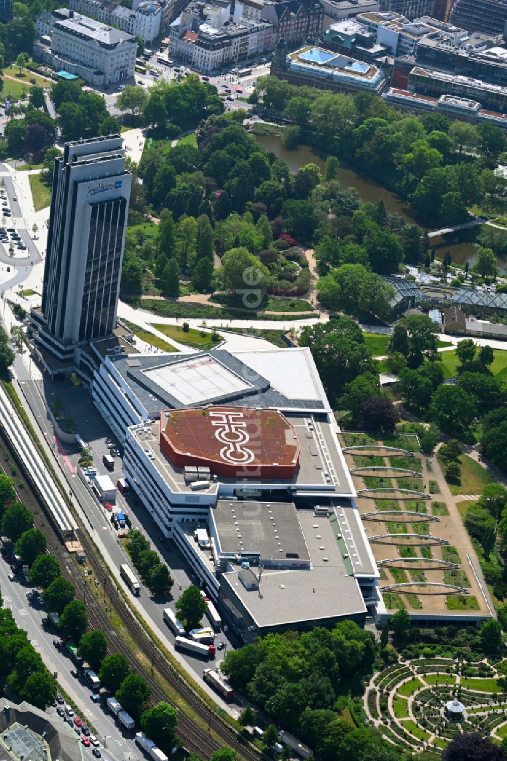 Luftaufnahme Hamburg - Congress Center am Hochhaus- Gebäude der Hotelanlage Radisson Blu in Hamburg, Deutschland