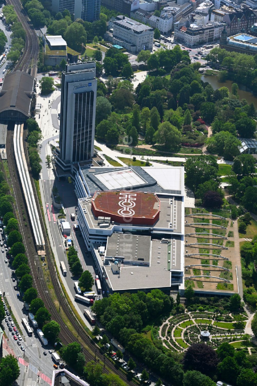 Hamburg von oben - Congress Center am Hochhaus- Gebäude der Hotelanlage Radisson Blu in Hamburg, Deutschland