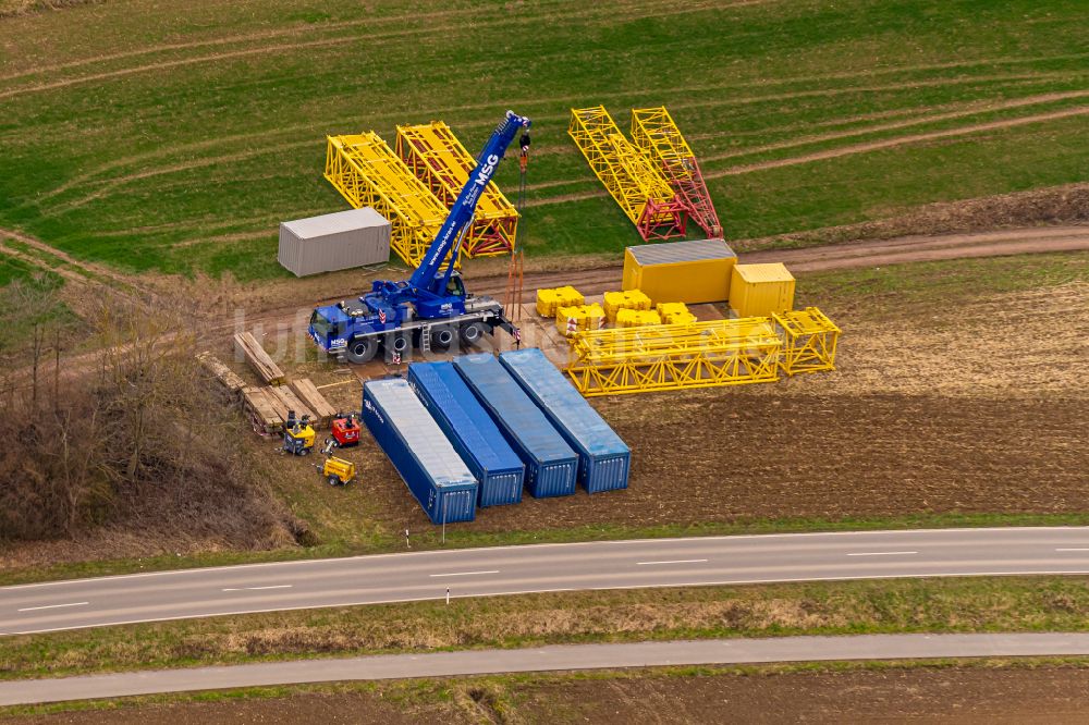 Luftaufnahme Ettenheim - Container und Baukran- Segmente auf einem Feld im Gewerbegebiet in Ettenheim im Bundesland Baden-Württemberg, Deutschland