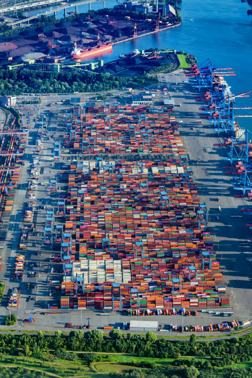 Hamburg von oben - Container Terminal Altenwerder (CTA) am Ufer der Elbe im Stadtteil Altenwerder in Hamburg