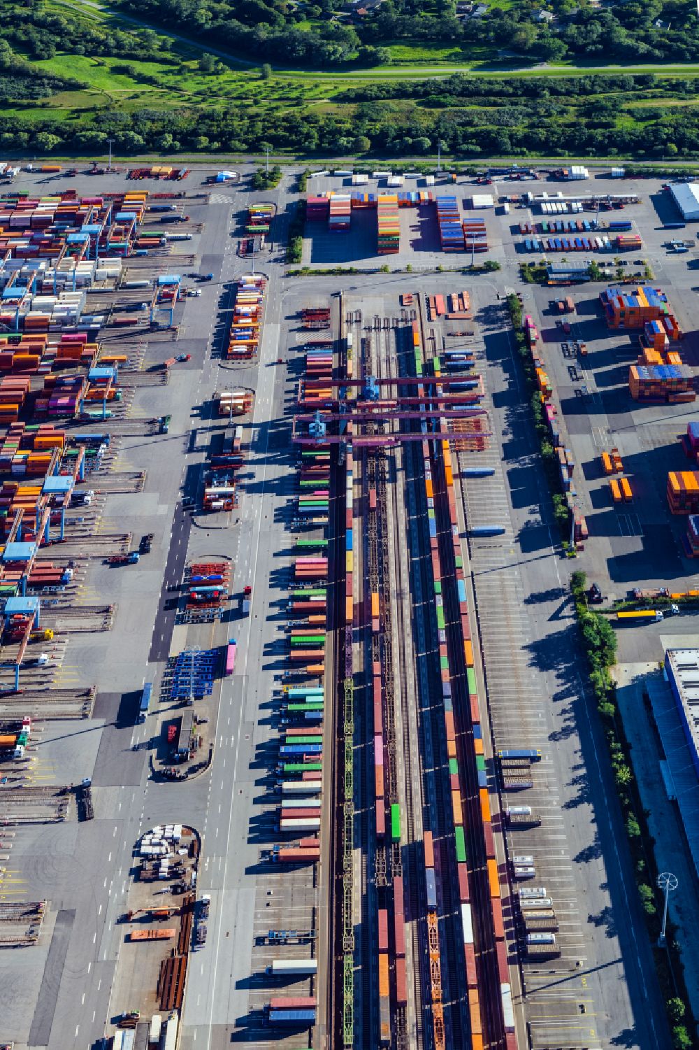 Hamburg aus der Vogelperspektive: Container Terminal Altenwerder (CTA) am Ufer der Elbe im Stadtteil Altenwerder in Hamburg