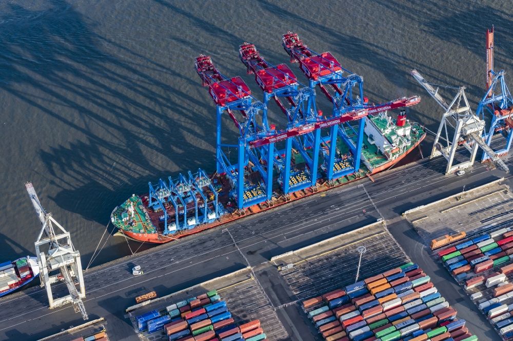 Hamburg aus der Vogelperspektive: Container- Terminal Burchardkai Entlandung von 3 Containerbrücken von einem Transportschiffs in Hamburg, Deutschland
