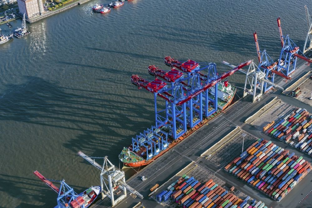 Hamburg von oben - Container- Terminal Burchardkai Entlandung von 3 Containerbrücken von einem Transportschiffs in Hamburg, Deutschland