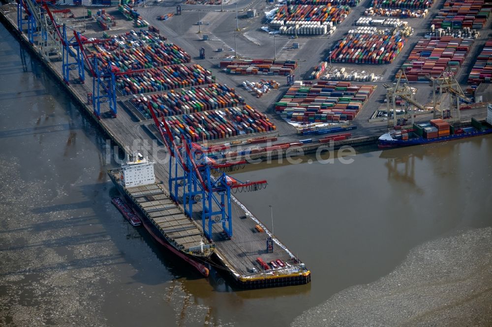 Luftbild Hamburg - Container- Terminal Burchardkai Entlandung von 3 Containerbrücken von einem Transportschiffs in Hamburg, Deutschland