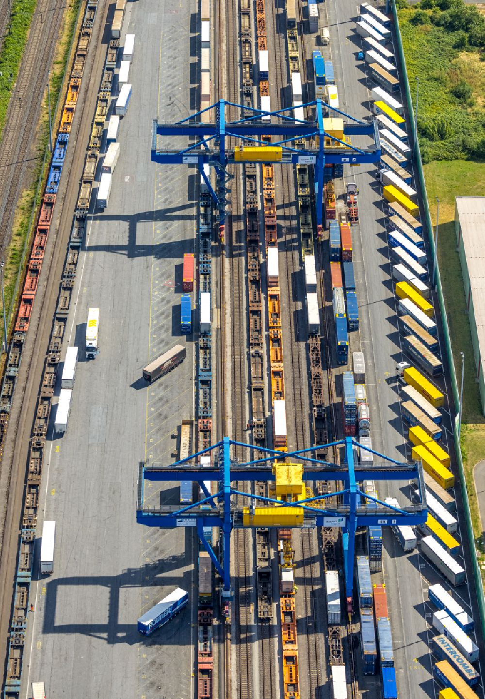 Duisburg aus der Vogelperspektive: Container- Terminal im GVZ Güterverkehrszentrum im Ortsteil Rheinhausen in Duisburg im Bundesland Nordrhein-Westfalen, Deutschland