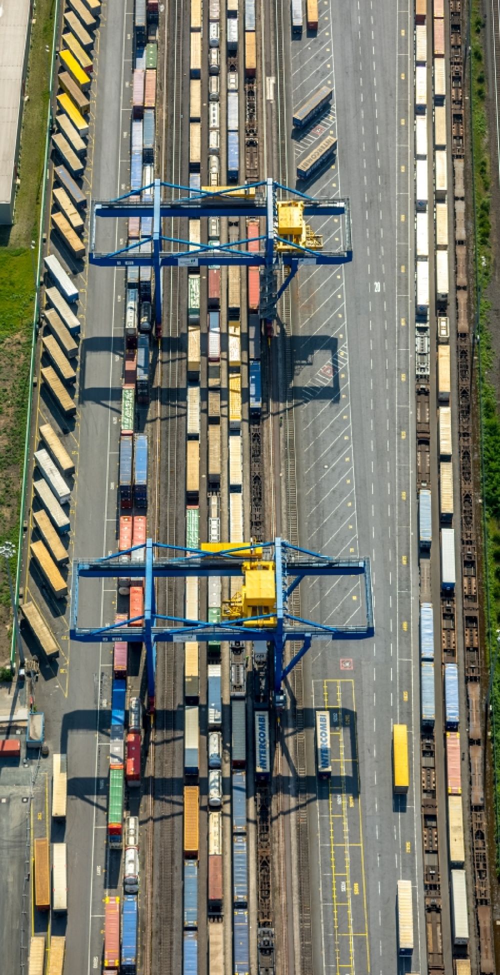 Duisburg von oben - Container- Terminal Samskip Multimodal Rail Terminal in Duisburg im Bundesland Nordrhein-Westfalen, Deutschland