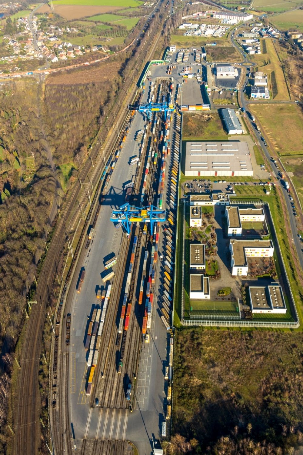 Duisburg von oben - Container- Terminal Samskip Multimodal Rail Terminal in Duisburg im Bundesland Nordrhein-Westfalen, Deutschland