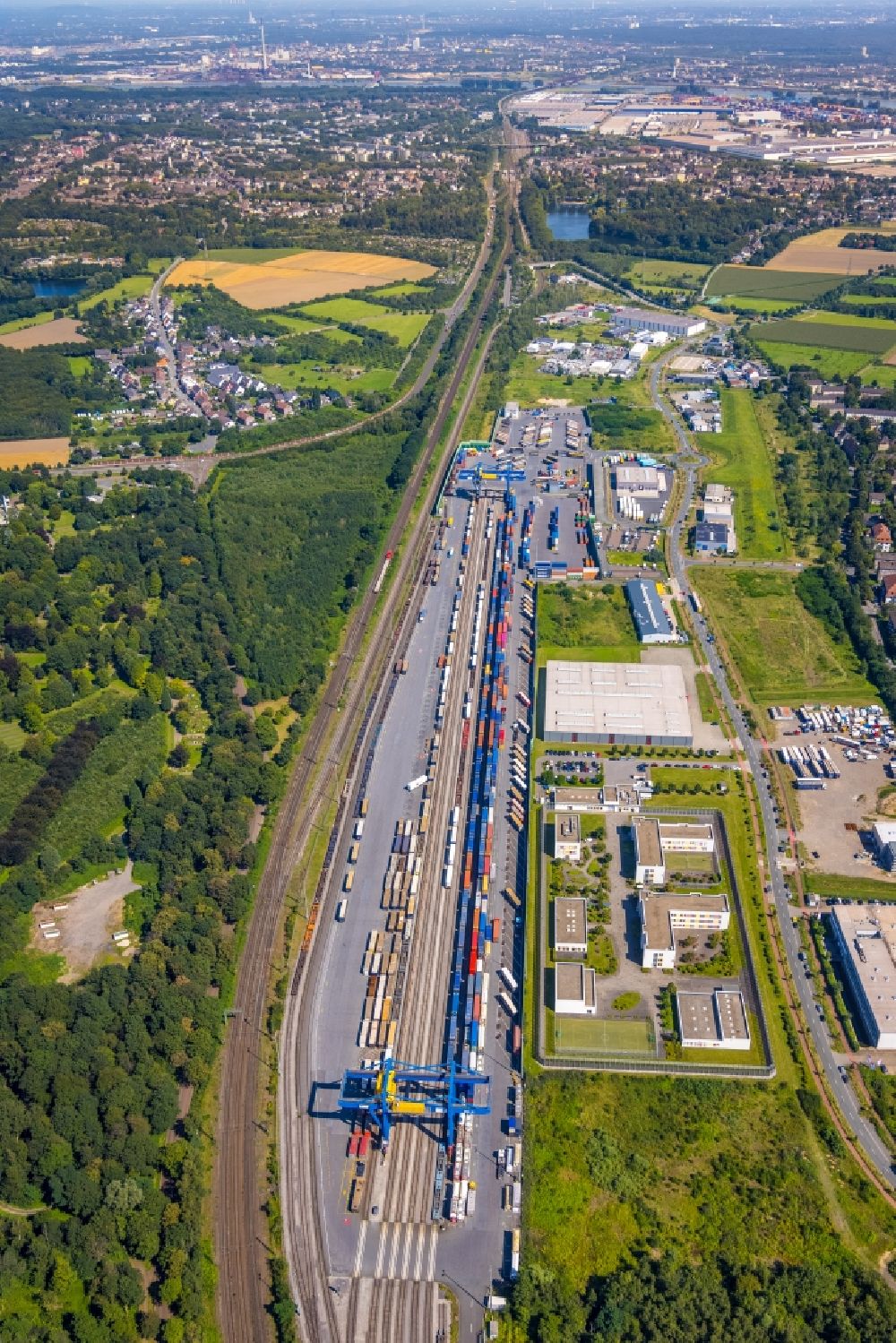 Duisburg von oben - Container- Terminal Samskip Multimodal Rail Terminal im logport in Duisburg im Bundesland Nordrhein-Westfalen, Deutschland