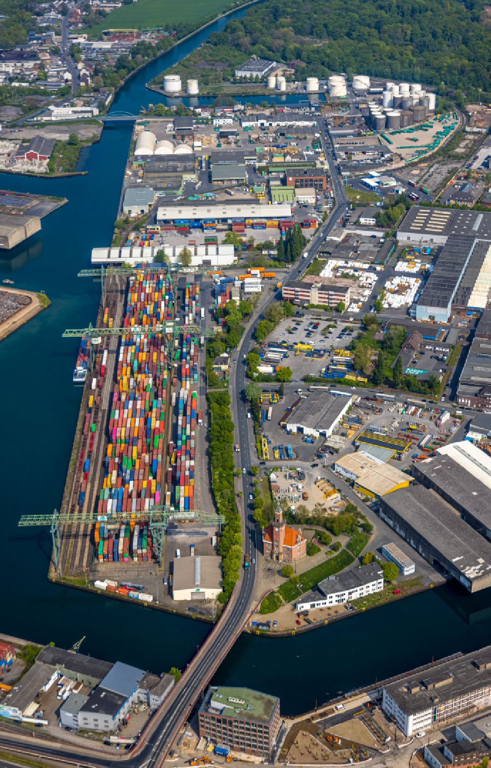 Dortmund von oben - Container - Terminal - und Verladestation im Dortmunder Hafen in Dortmund im Bundesland Nordrhein-Westfalen, Deutschland