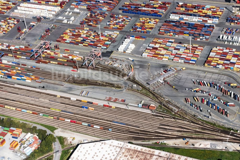 Luftaufnahme Hamburg - Container Transport mit den Bahn am Containerterminal im Containerhafen des Überseehafen der EUROGATE Container Terminal Hamburg GmbH in Hamburg