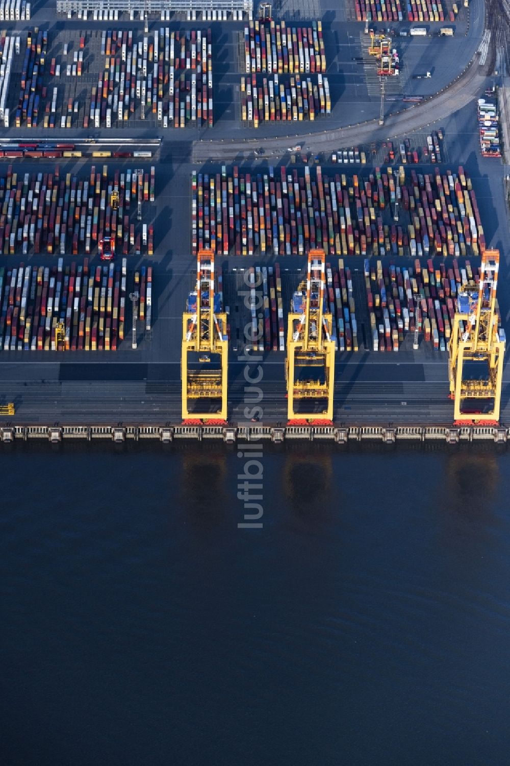 Bremerhaven aus der Vogelperspektive: Containerkräne am Containerterminal im Containerhafen des Überseehafen Bremerhaven in Bremerhaven im Bundesland Bremen, Deutschland