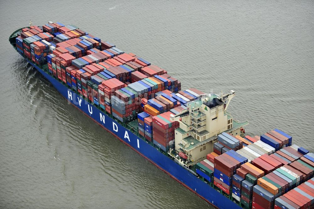 Luftaufnahme BRUNSBÜTTEL - Containerriese ?HYUNDAI Courage auf der Elbe