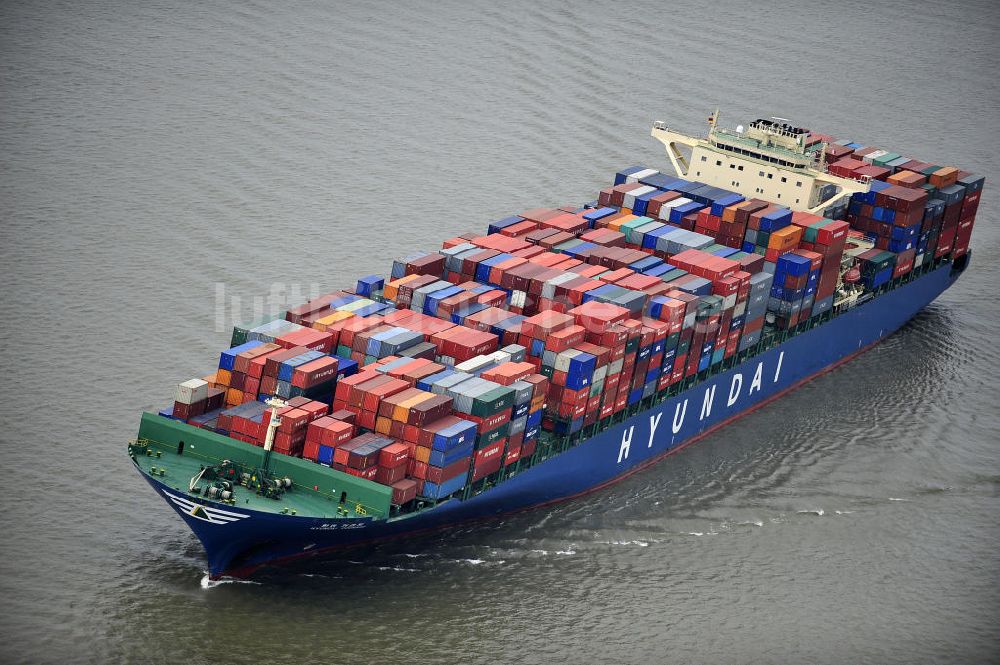 BRUNSBÜTTEL von oben - Containerriese ?HYUNDAI Courage auf der Elbe