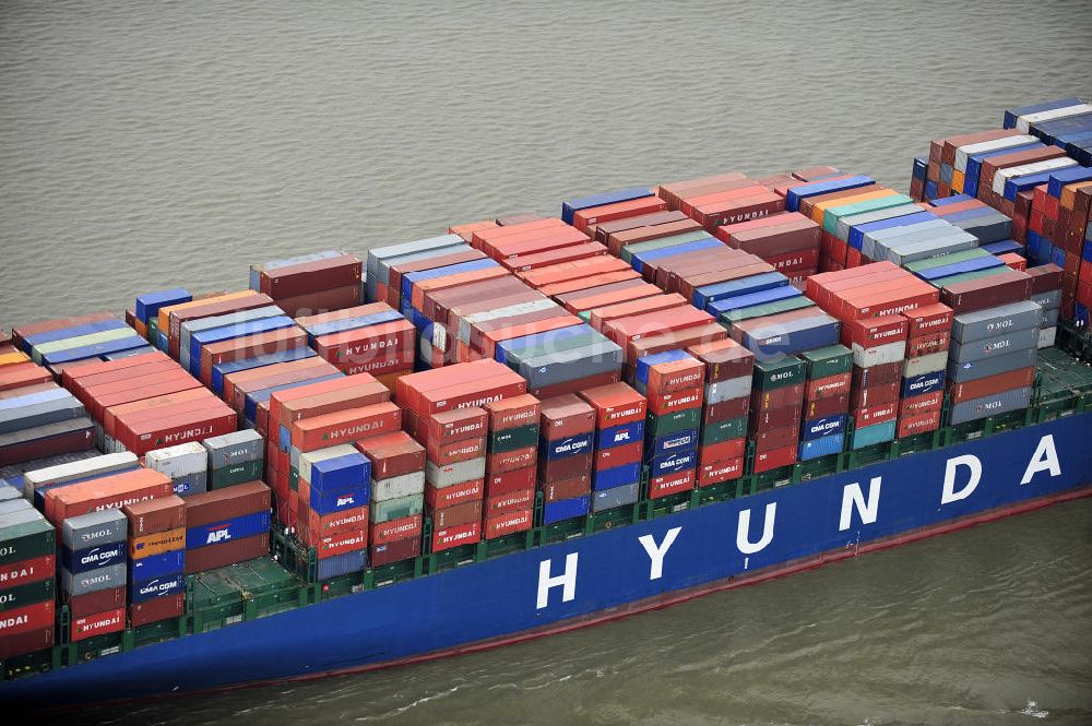 Luftbild BRUNSBÜTTEL - Containerriese ?HYUNDAI Courage auf der Elbe