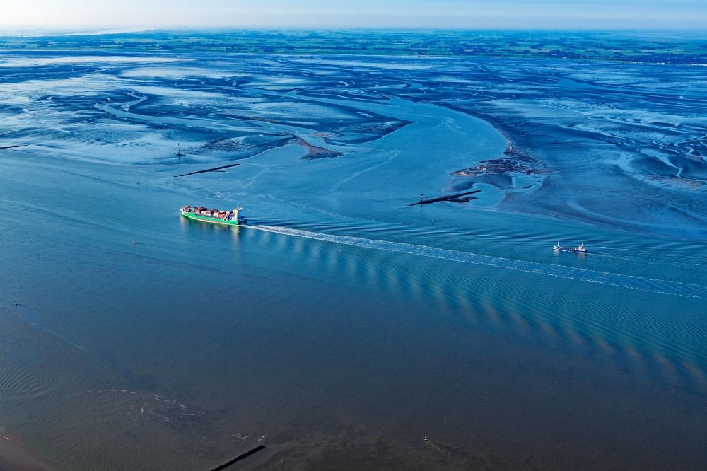 Luftbild Wurster Nordseeküste - Containerschiff auf der Außenweser im Wattenmeer an der Wurster Nordseeküste im Bundesland Niedersachsen, Deutschland