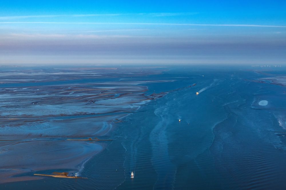 Luftaufnahme Wurster Nordseeküste - Containerschiff auf der Außenweser im Wattenmeer an der Wurster Nordseeküste im Bundesland Niedersachsen, Deutschland