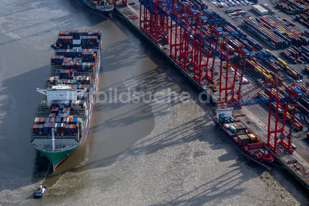 Luftbild Hamburg - Containerschiff CMA CGM LOUVRE am Burchardkai im Hafen im Ortsteil Waltershof in Hamburg, Deutschland