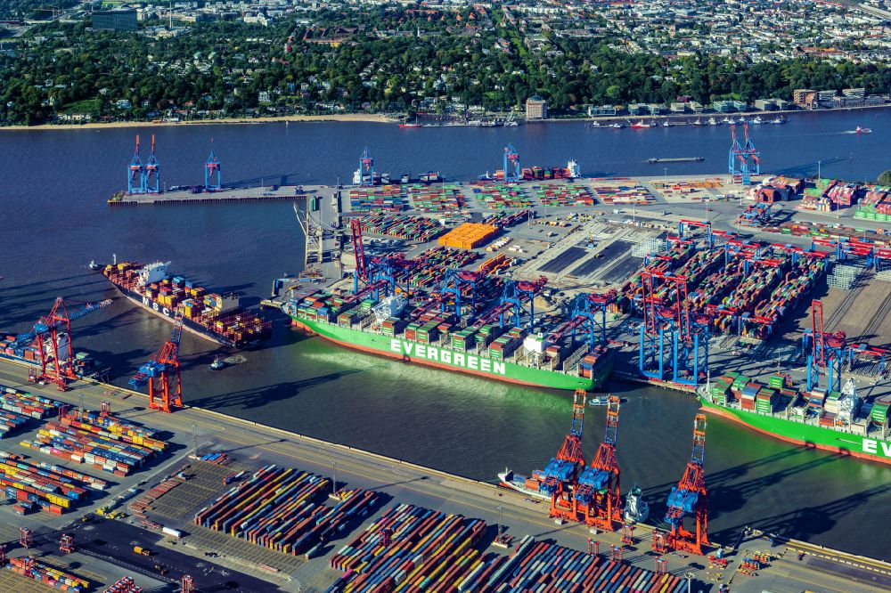 Hamburg aus der Vogelperspektive: Containerschiff im Hafen in Hamburg, Deutschland