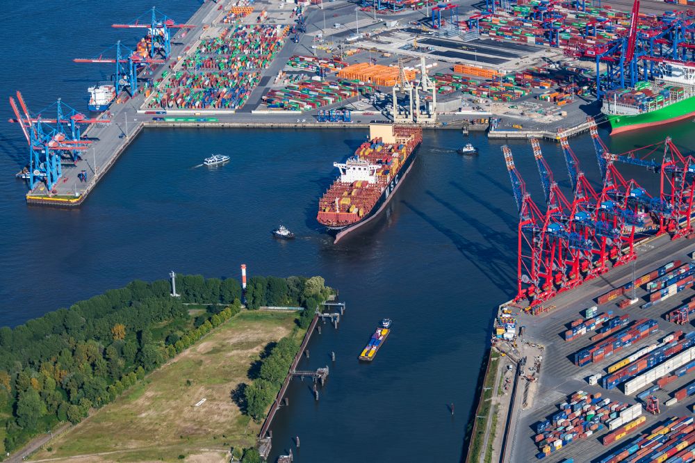 Hamburg von oben - Containerschiff im Hafen in Hamburg, Deutschland