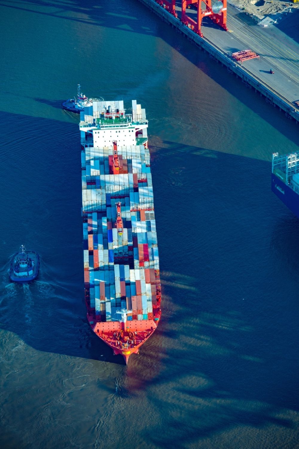 Luftbild Hamburg - Containerschiff Hamburg Süd Polar Brasil am Burchardkai im Hafen im Ortsteil Waltershof in Hamburg, Deutschland