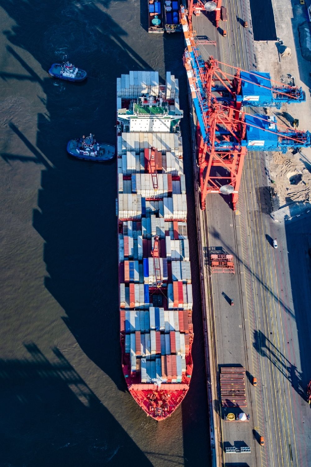 Hamburg aus der Vogelperspektive: Containerschiff Hamburg Süd Polar Brasil am Burchardkai im Hafen im Ortsteil Waltershof in Hamburg, Deutschland