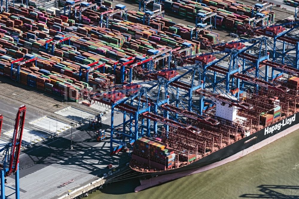 Luftaufnahme Hamburg - Containerschiff der Hapag-Lloyd bei der Entladung am Terminal Burchardkai im Hafen in Hamburg, Deutschland