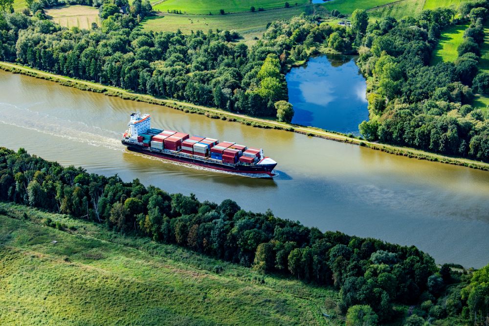 Burg (Dithmarschen) aus der Vogelperspektive: Containerschiff Nordic Istria auf dem Nord-Ostsee-Kanal in Burg Dithmarschen im Bundesland Schleswig-Holstein, Deutschland