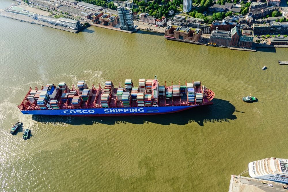 Luftbild Hamburg - Containerschiff mit Schlkepper im Hafen in Hamburg, Deutschland