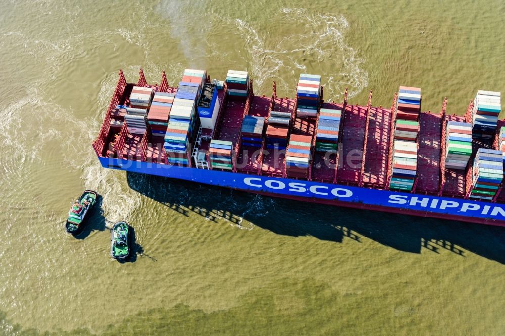 Luftaufnahme Hamburg - Containerschiff mit Schlkepper im Hafen in Hamburg, Deutschland