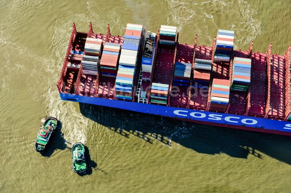 Hamburg von oben - Containerschiff mit Schlkepper im Hafen in Hamburg, Deutschland