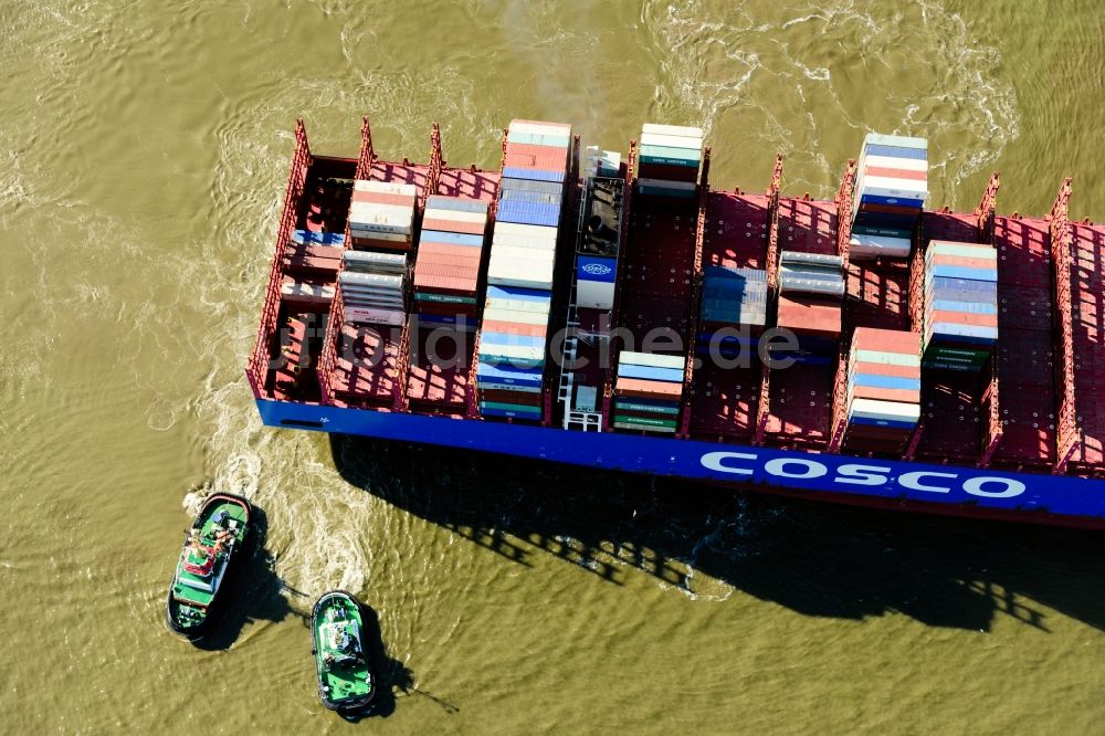 Hamburg aus der Vogelperspektive: Containerschiff mit Schlkepper im Hafen in Hamburg, Deutschland