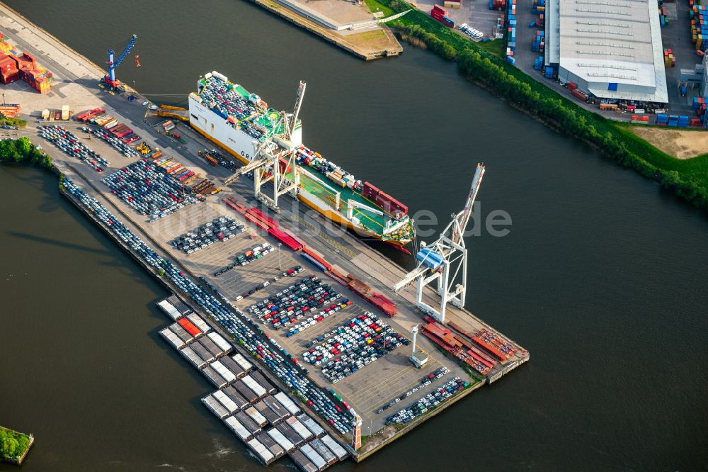 Hamburg von oben - Containerschiff am Ufer des Hafenbeckens Kleiner Grasbrook in Hamburg, Deutschland