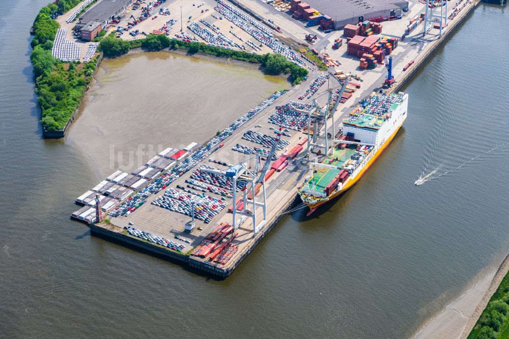 Luftaufnahme Hamburg - Containerschiff am Ufer des Hafenbeckens Kleiner Grasbrook in Hamburg, Deutschland