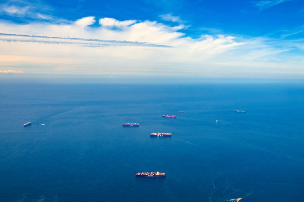 Luftbild Helgoland - Containerschiffe auf Reede vor Helgoland in der deutschen Bucht im Bundesland Niedersachsen, Deutschland