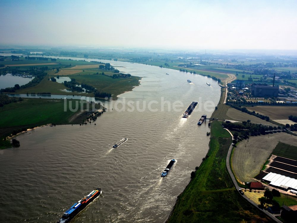 Luftaufnahme Emmerich am Rhein - Containerschiffe am Rhein in der Hansestadt Emmerich am Rhein im Bundesland Nordrhein-Westfalen