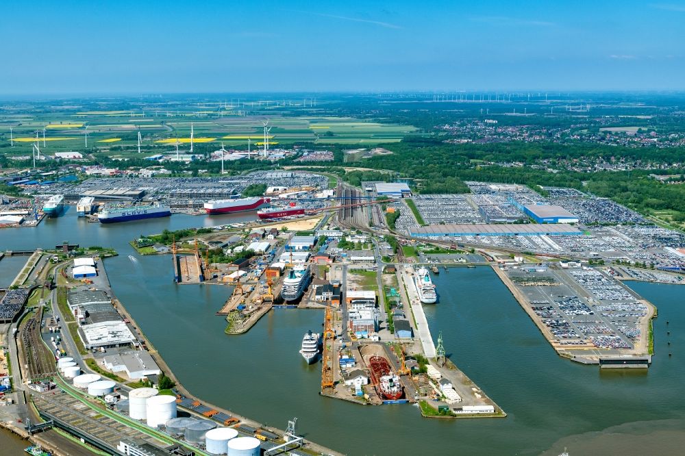 Bremerhaven aus der Vogelperspektive: Containerterminal im Containerhafen des Überseehafen mit Autoschiffen, Containerhafen und Lagerhallen in Bremerhaven im Bundesland Bremen, Deutschland