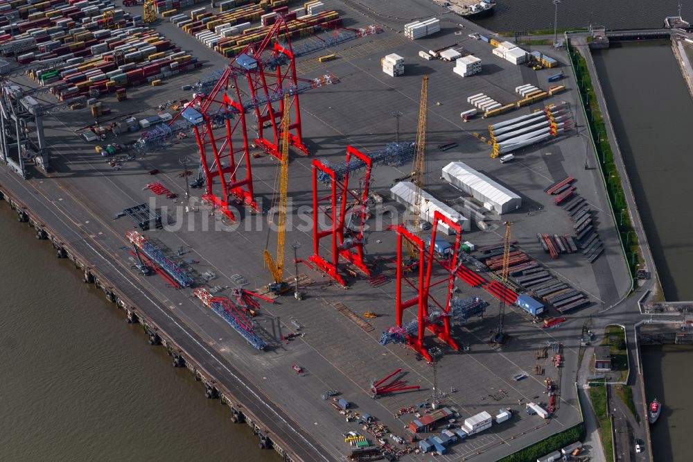 Luftaufnahme Bremerhaven - Containerterminal im Containerhafen des Überseehafen mit Autoschiffen, Containerhafen und Lagerhallen in Bremerhaven im Bundesland Bremen, Deutschland