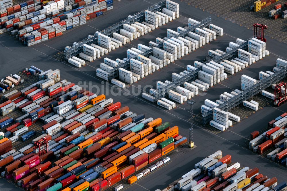 Luftaufnahme Bremerhaven - Containerterminal im Containerhafen des Überseehafen in Bremerhaven im Bundesland Bremen, Deutschland