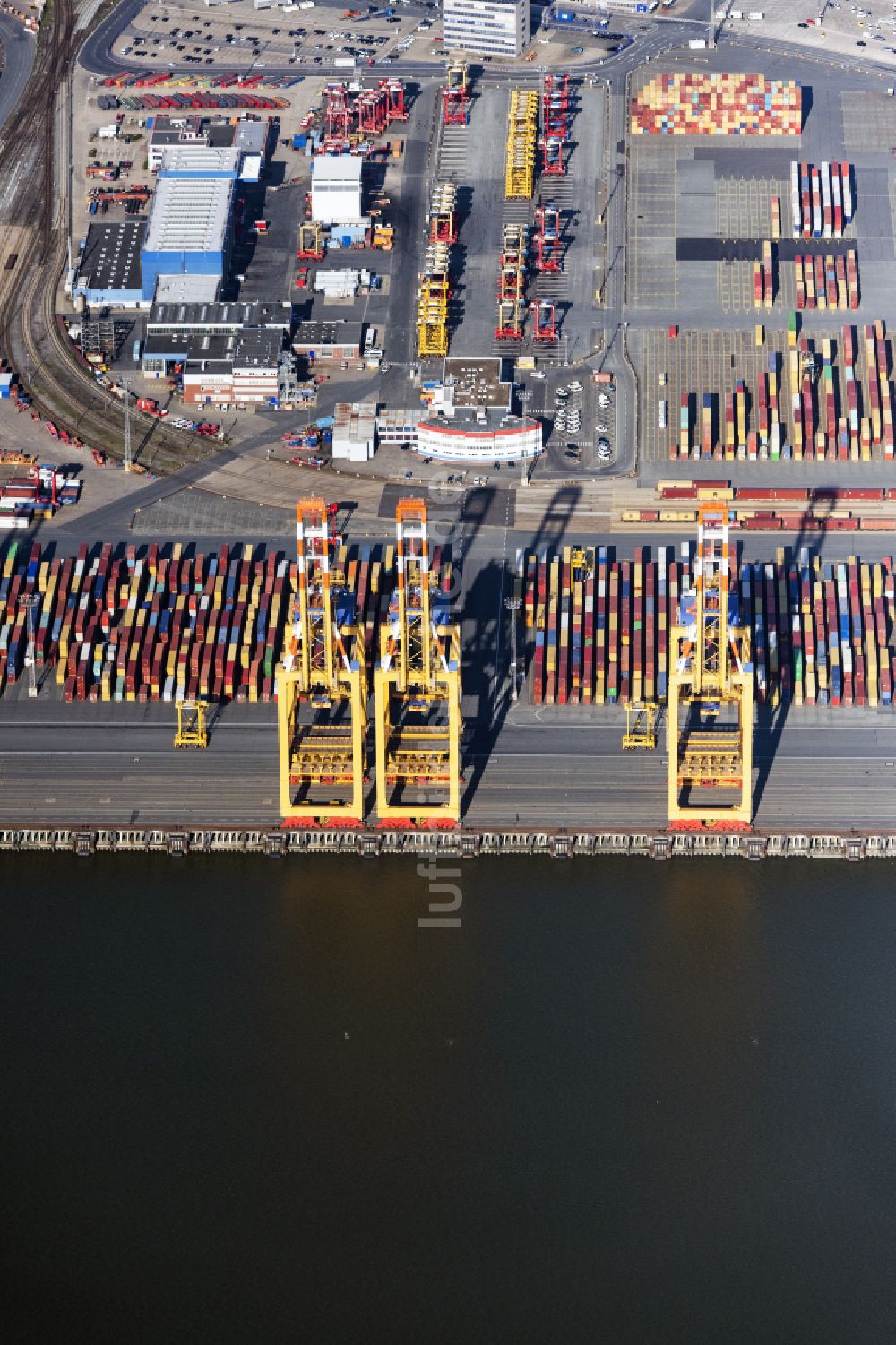 Bremerhaven aus der Vogelperspektive: Containerterminal im Containerhafen des Überseehafen in Bremerhaven im Bundesland Bremen, Deutschland