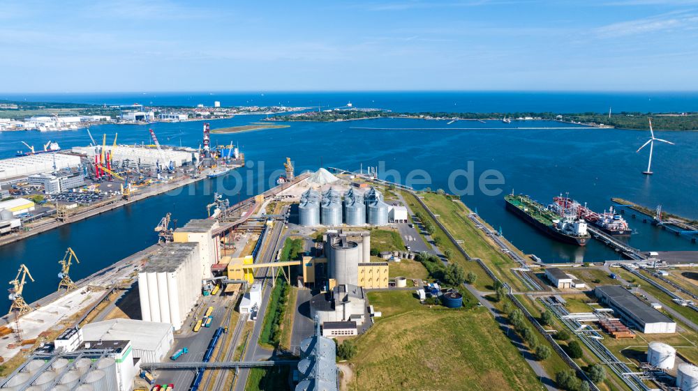 Luftaufnahme Rostock - Containerterminal im Containerhafen des Überseehafen der Hanse- und Universitätsstadt in Rostock im Bundesland Mecklenburg-Vorpommern, Deutschland
