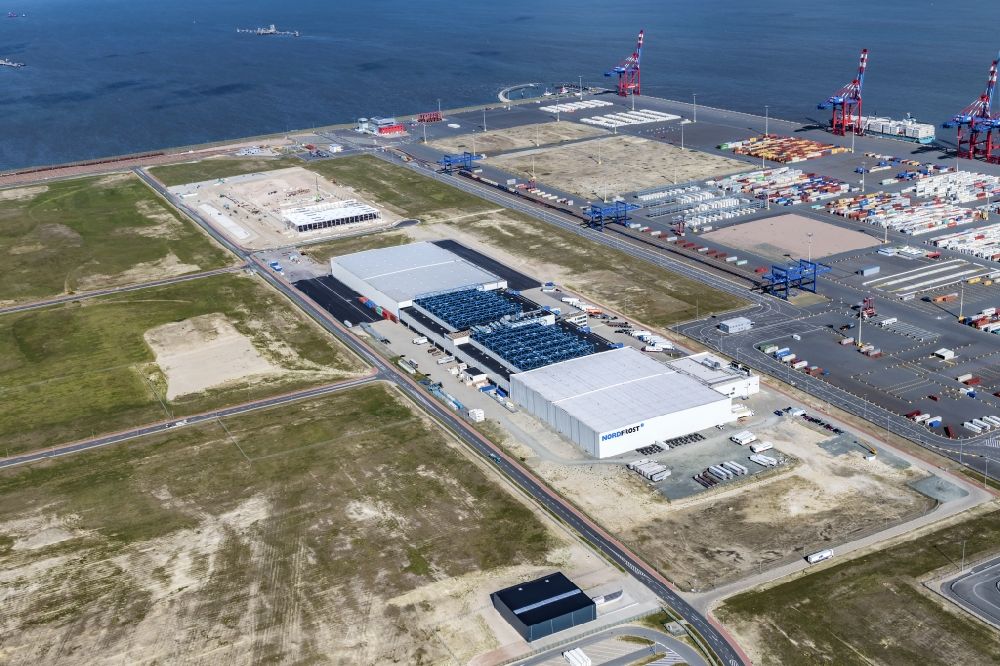 Luftbild Wilhelmshaven - Containerterminal im Containerhafen des Überseehafen des Jade Weser Port ( JWP ) an der Nordsee in Wilhelmshaven im Bundesland Niedersachsen, Deutschland