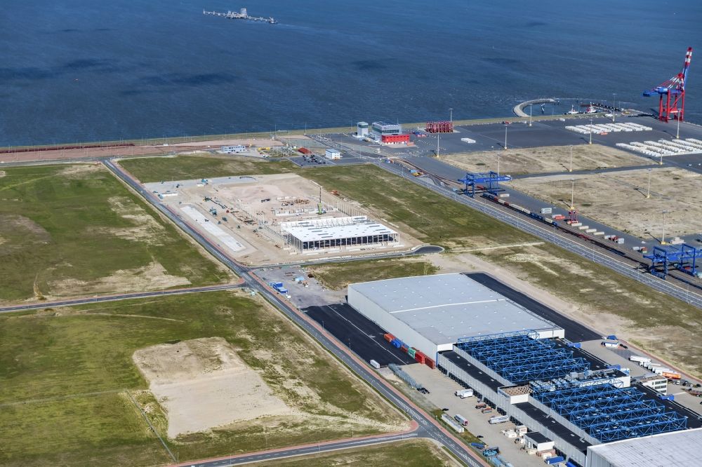 Luftaufnahme Wilhelmshaven - Containerterminal im Containerhafen des Überseehafen des Jade Weser Port ( JWP ) an der Nordsee in Wilhelmshaven im Bundesland Niedersachsen, Deutschland