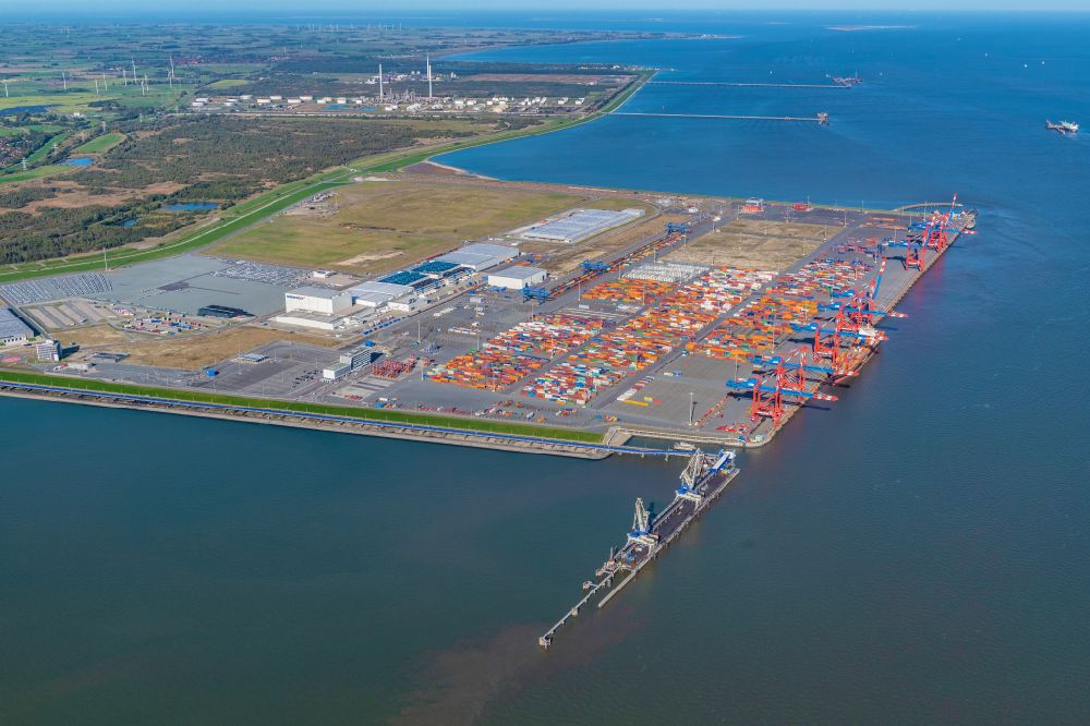 Wilhelmshaven aus der Vogelperspektive: Containerterminal im Containerhafen des Überseehafen des Jade Weser Port ( JWP ) an der Nordsee in Wilhelmshaven im Bundesland Niedersachsen, Deutschland