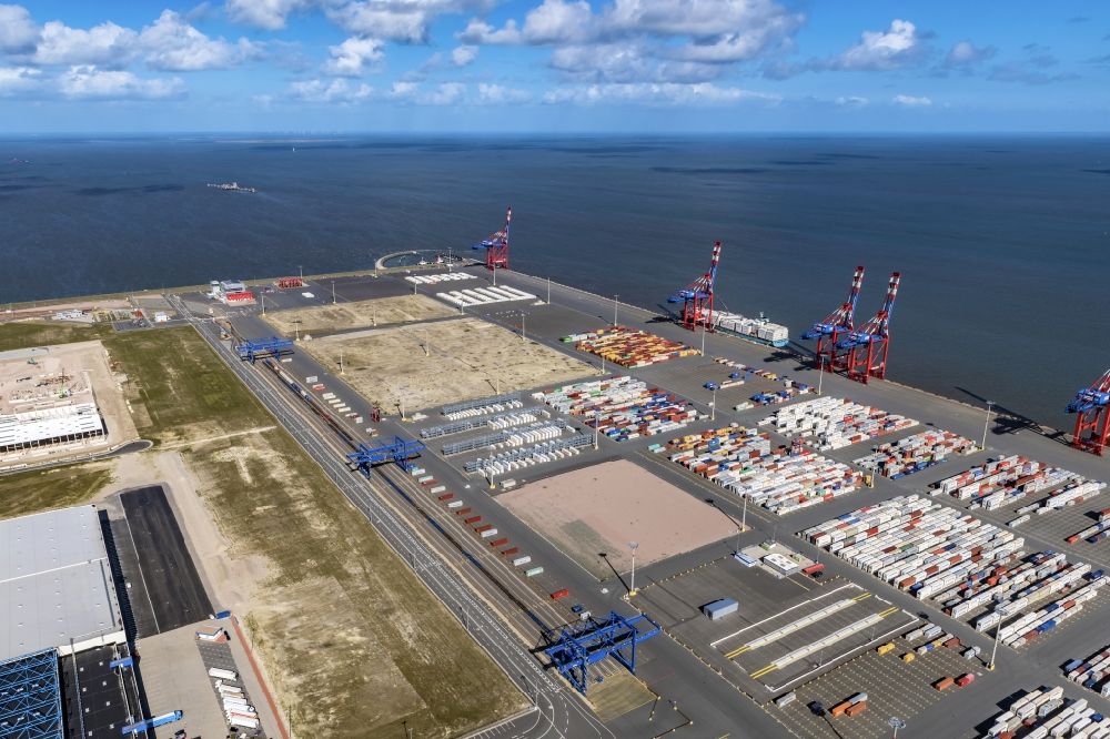 Wilhelmshaven von oben - Containerterminal im Containerhafen des Überseehafen JadeWeserPort ( JWP )in Wilhelmshaven im Bundesland Niedersachsen, Deutschland