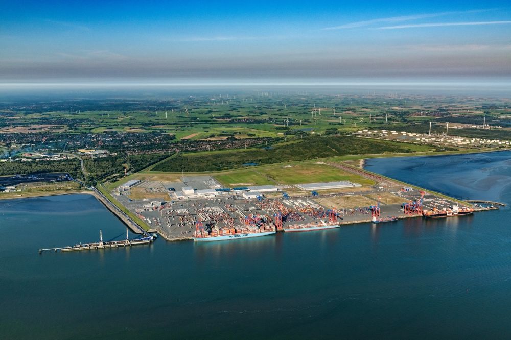 Wilhelmshaven von oben - Containerterminal im Containerhafen des Überseehafen JadeWeserPort ( JWP )in Wilhelmshaven im Bundesland Niedersachsen, Deutschland