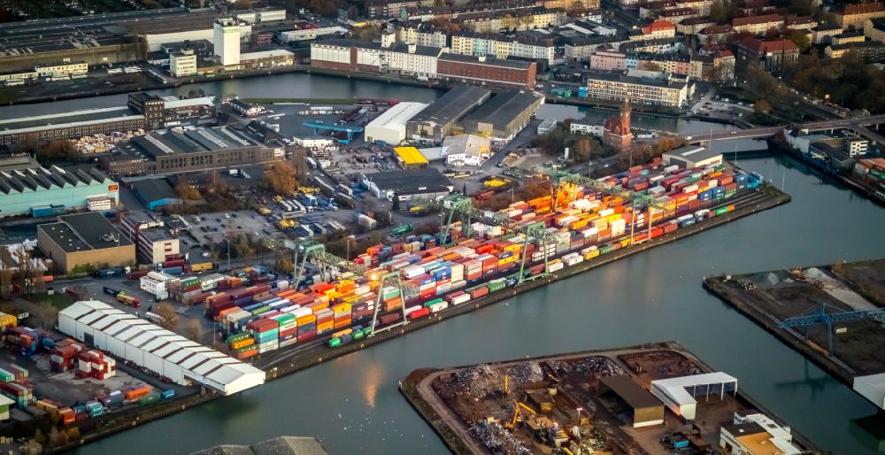 Dortmund von oben - Containerterminal im Containerhafen des Binnenhafen und Containerhafen Dortmund mit Altem Hafenamt in Dortmund im Bundesland Nordrhein-Westfalen