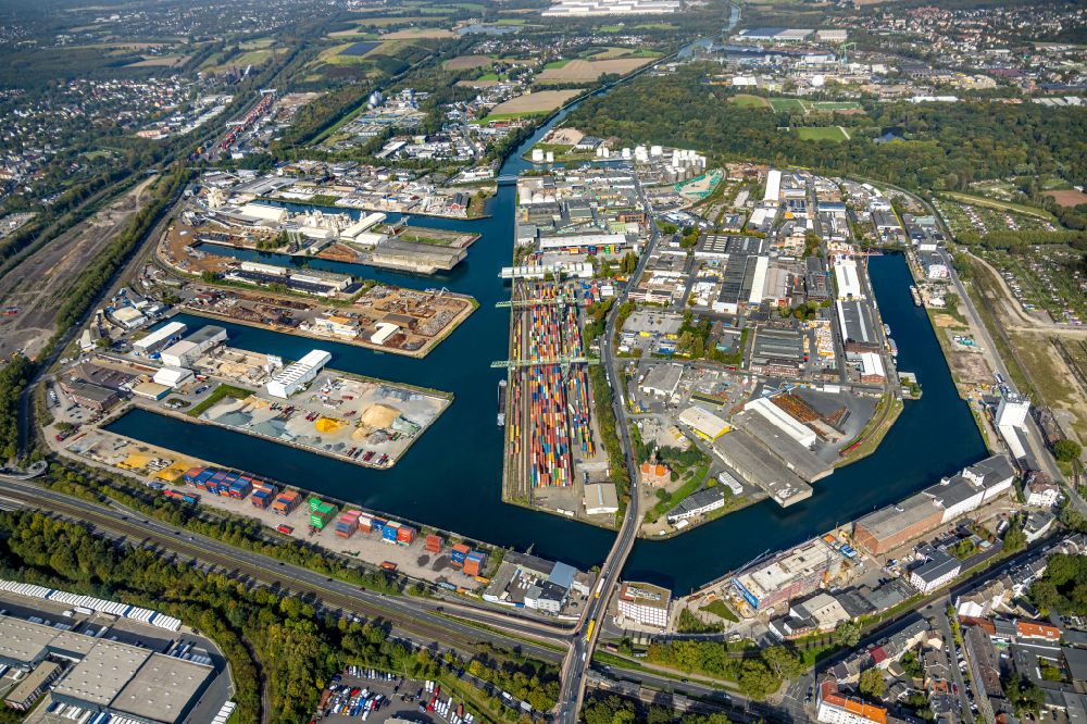 Dortmund von oben - Containerterminal im Containerhafen des Binnenhafen und Containerhafen Dortmund mit Altem Hafenamt in Dortmund im Bundesland Nordrhein-Westfalen