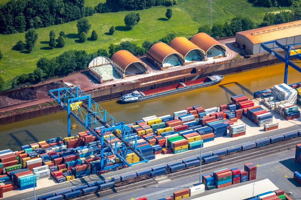 Duisburg aus der Vogelperspektive: Containerterminal im Containerhafen des Binnenhafen der DIT Duisburg Intermodal Terminal GmbH in Duisburg im Bundesland Nordrhein-Westfalen