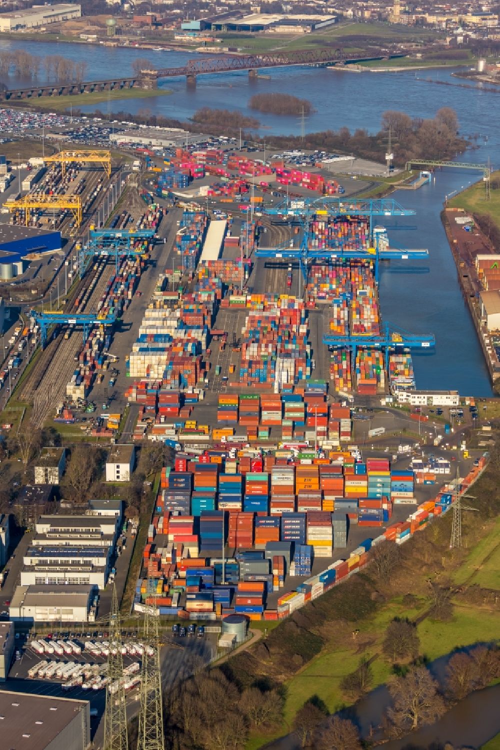 Luftaufnahme Duisburg - Containerterminal im Containerhafen des Binnenhafen der DIT Duisburg Intermodal Terminal GmbH in Duisburg im Bundesland Nordrhein-Westfalen